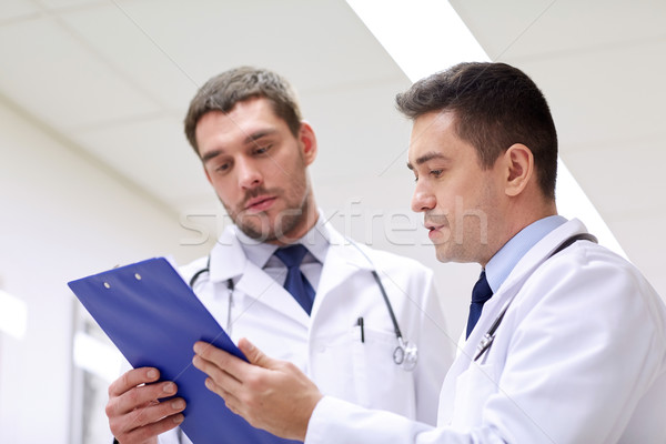 Doua medici spital clipboard clinică profesie Imagine de stoc © dolgachov