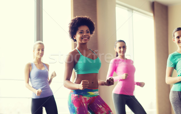 Gruppo sorridere persone dancing palestra studio Foto d'archivio © dolgachov