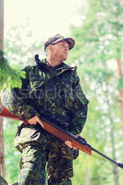 商业照片: 年轻 · 士兵 · 猎人 ·枪· 森林 · 狩猎
