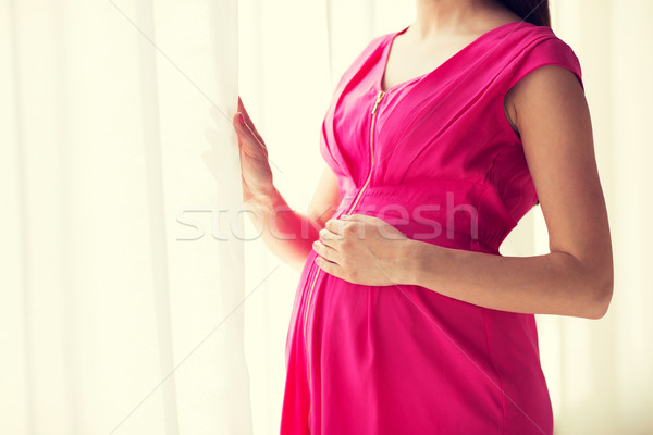 Femeie gravida uita fereastră acasă sarcină maternitate Imagine de stoc © dolgachov