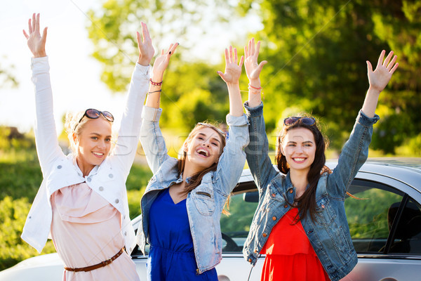 Feliz mulheres carro beira-mar férias de verão Foto stock © dolgachov