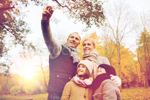 Foto d'archivio: Famiglia · felice · fotocamera · autunno · parco · famiglia · infanzia