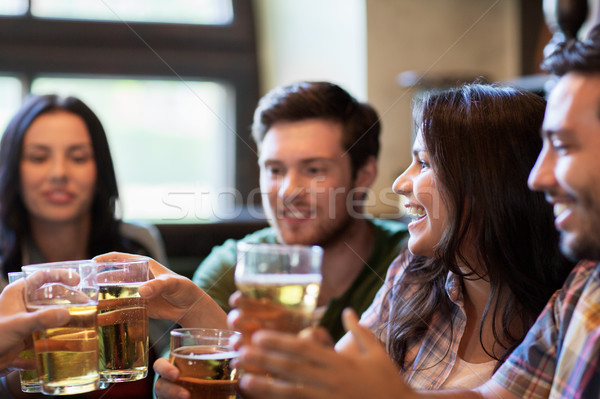 Szczęśliwy znajomych pitnej piwa bar publikacji Zdjęcia stock © dolgachov
