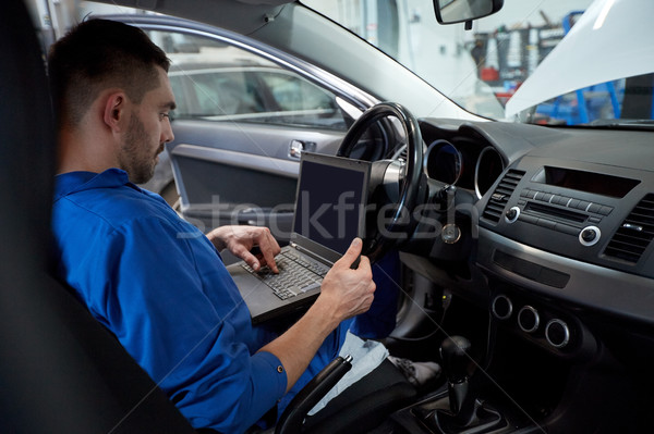 Szerelő férfi laptop készít autó diagnosztikai Stock fotó © dolgachov