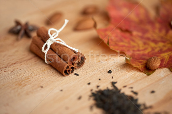 Fahéj juharlevél mandula fa deszka főzés fűszer Stock fotó © dolgachov