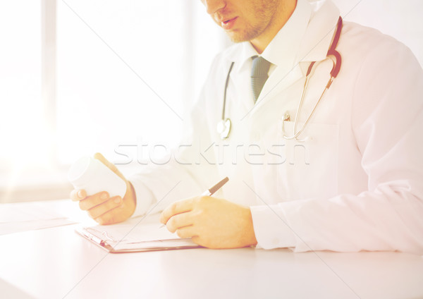 Mężczyzna lekarz kapsułki opieki zdrowotnej szpitala medycznych piśmie Zdjęcia stock © dolgachov