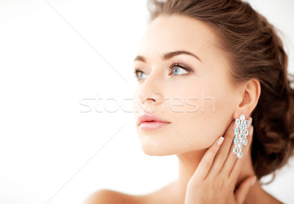 Mulher brilhante diamante brincos Foto stock © dolgachov