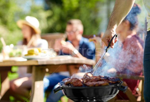Hombre cocina carne parrilla de la barbacoa verano fiesta Foto stock © dolgachov