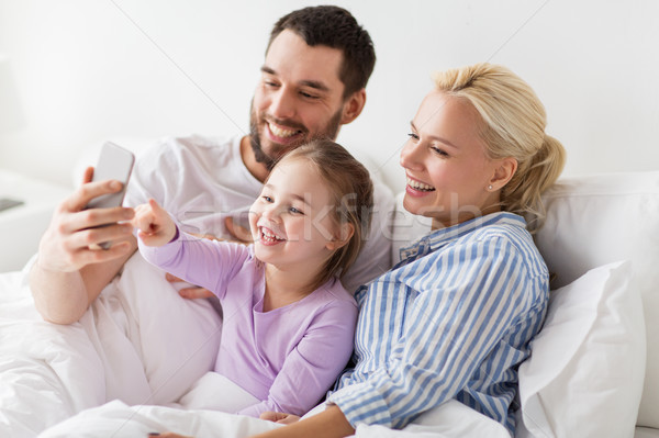 Boldog család elvesz okostelefon otthon emberek család Stock fotó © dolgachov