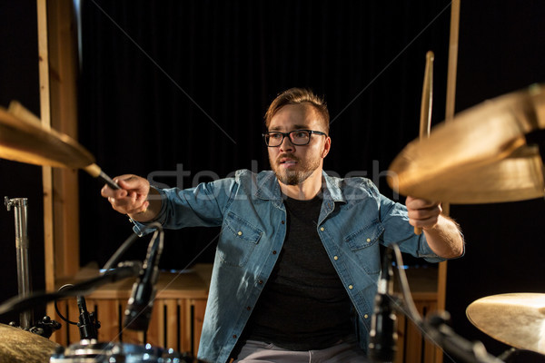 Masculino músico jogar bateria concerto música Foto stock © dolgachov