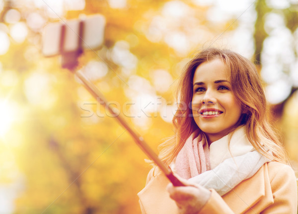 ストックフォト: 女性 · スマートフォン · 秋 · 公園 · シーズン