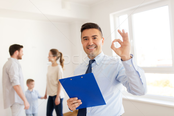 Agent imobiliar clipboard familie casa noua Imobiliare ipotecare Imagine de stoc © dolgachov