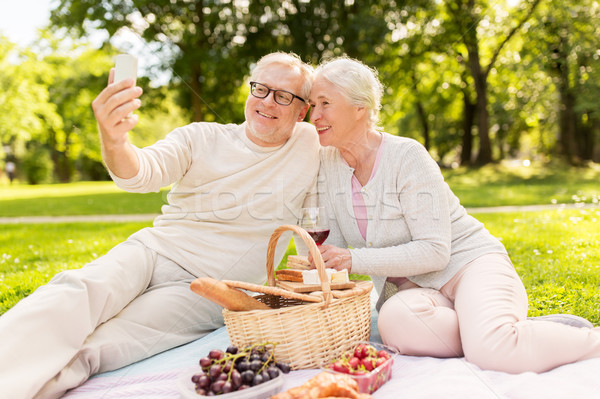 Pareja de ancianos toma picnic parque vejez ocio Foto stock © dolgachov