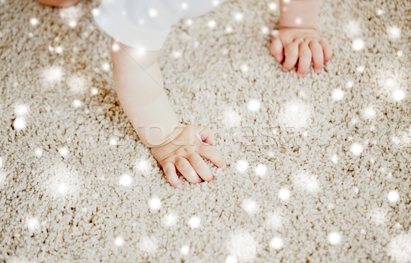 Handen baby kruipen vloer tapijt jeugd Stockfoto © dolgachov