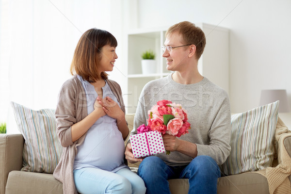 Boldog férj ajándék terhes feleség terhesség Stock fotó © dolgachov