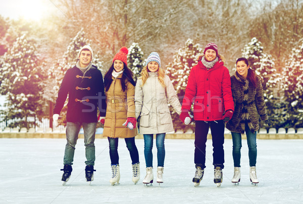 Feliz amigos patinaje sobre hielo aire libre personas Foto stock © dolgachov