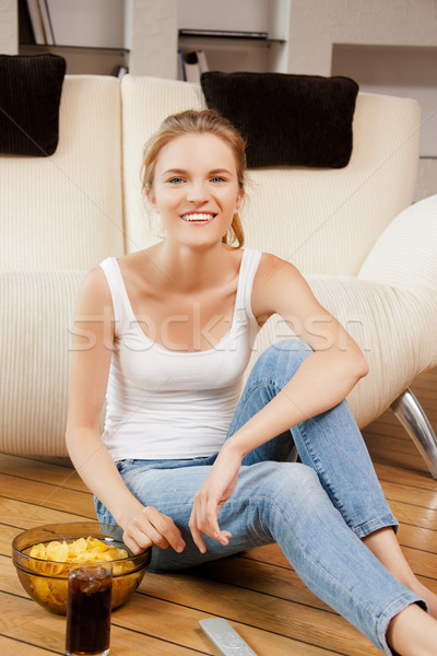 Foto stock: Sorridente · controle · remoto · quadro · mulher · comida