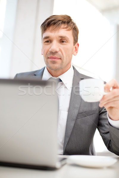 Foto stock: Sorridente · empresário · trabalhando · computador · portátil · tecnologia · negócio