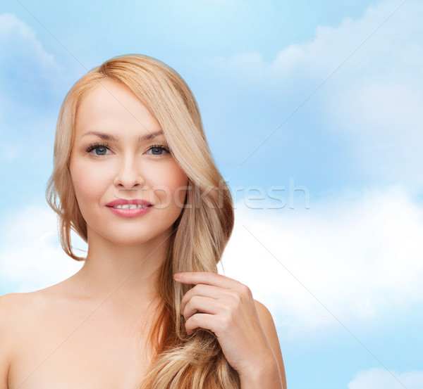 Piękna kobieta gry długie włosy piękna kobieta twarz Zdjęcia stock © dolgachov