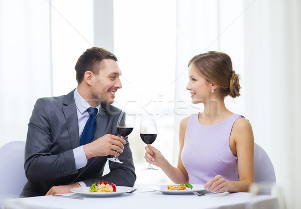 Para danie główne wino czerwone restauracji wakacje uśmiechnięty Zdjęcia stock © dolgachov