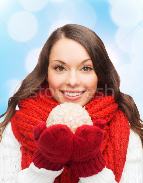 Donna sorridente inverno vestiti palla di neve felicità vacanze Foto d'archivio © dolgachov