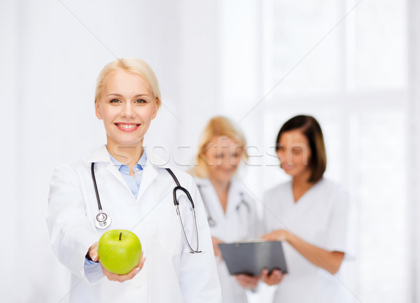 Zdjęcia stock: Uśmiechnięty · kobiet · lekarza · zielone · jabłko · opieki · zdrowotnej