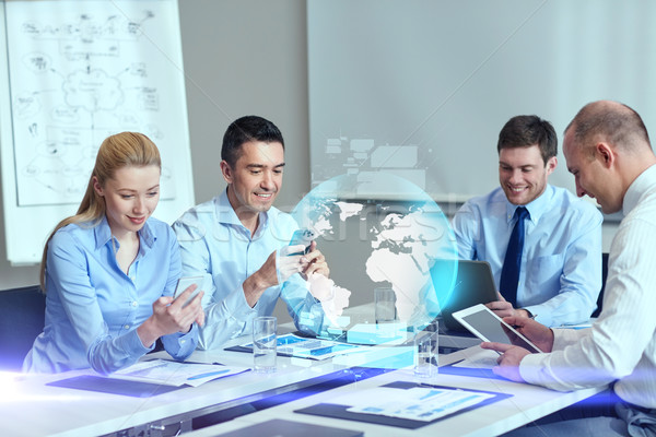 Glimlachend zakenlieden gadgets kantoor samenwerking technologie Stockfoto © dolgachov