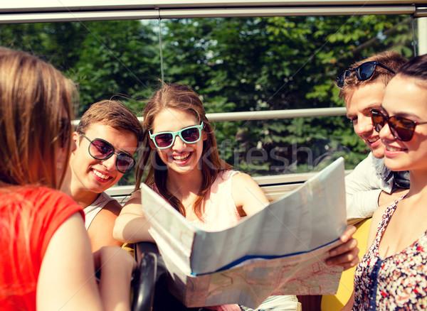 Groep glimlachend vrienden tour bus Stockfoto © dolgachov