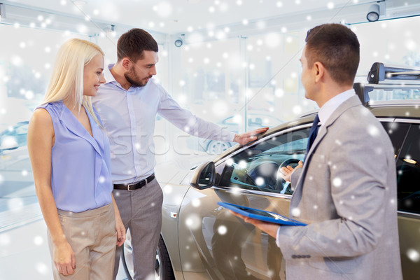 快樂 情侶 汽車經銷商 汽車 顯示 沙龍 商業照片 © dolgachov