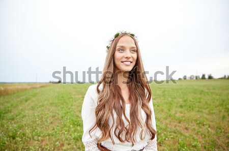 Souriant jeunes hippie femme céréales domaine [[stock_photo]] © dolgachov