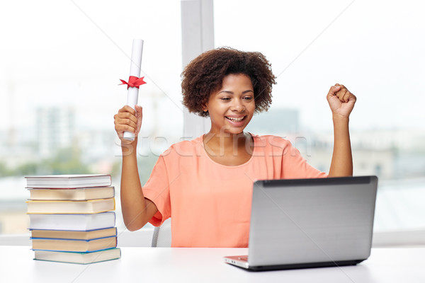 Foto stock: Feliz · africano · mulher · laptop · livros · diploma