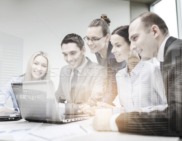 Foto stock: Equipo · de · negocios · portátil · debate · negocios · tecnología · oficina