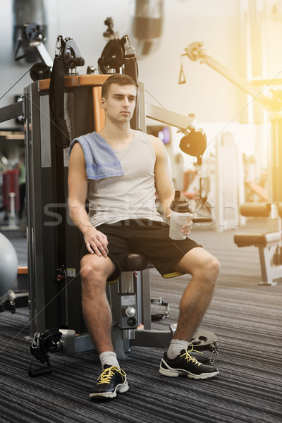 Foto stock: Homem · ginásio · máquina · esportes · fitness