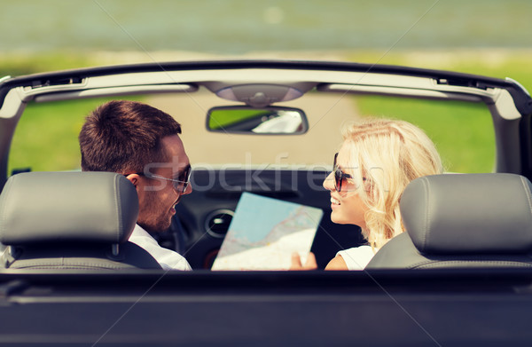 Fericit om femeie conducere cabrioleta maşină Imagine de stoc © dolgachov