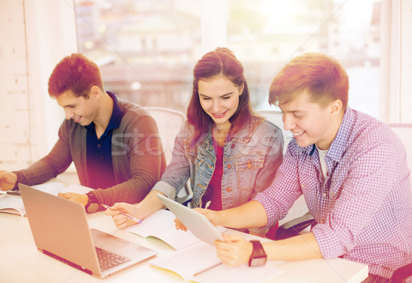 Diákok laptop jegyzetfüzetek táblagép oktatás technológia Stock fotó © dolgachov