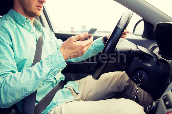 Közelkép férfi okostelefon vezetés autó szállítás Stock fotó © dolgachov