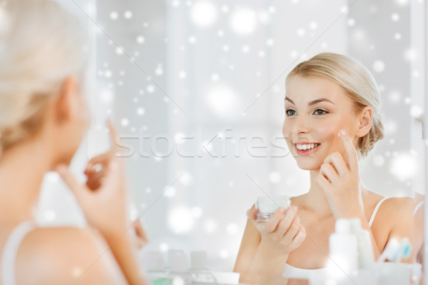 Сток-фото: счастливым · женщину · кремом · лице · ванную