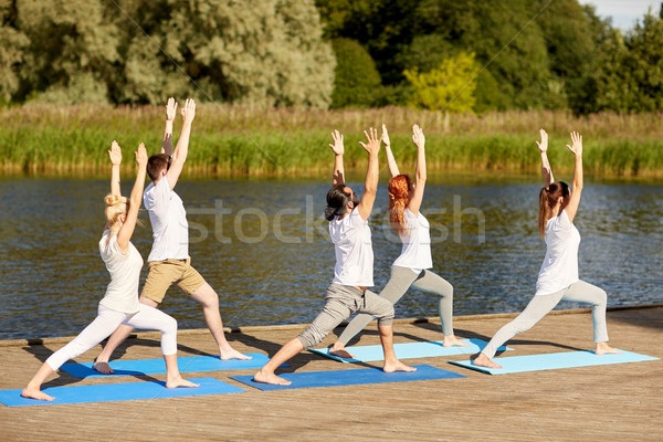 Groep mensen yoga buitenshuis fitness sport Stockfoto © dolgachov