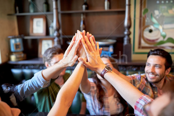 Stockfoto: Gelukkig · vrienden · high · five · bar · gebaar