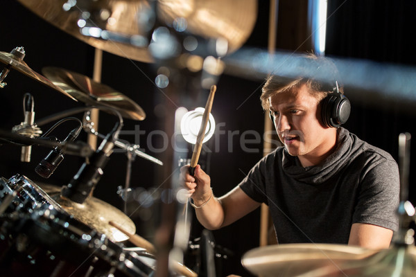 мужчины музыканта играет барабаны концерта музыку Сток-фото © dolgachov