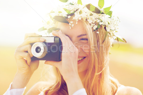 ストックフォト: 幸せ · 女性 · 映画 · カメラ · 花輪 · 花