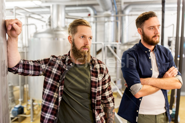 Férfiak sörfőzde sör növény üzletemberek boldog Stock fotó © dolgachov