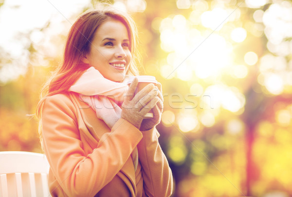 Fericit potabilă cafea toamnă parc Imagine de stoc © dolgachov