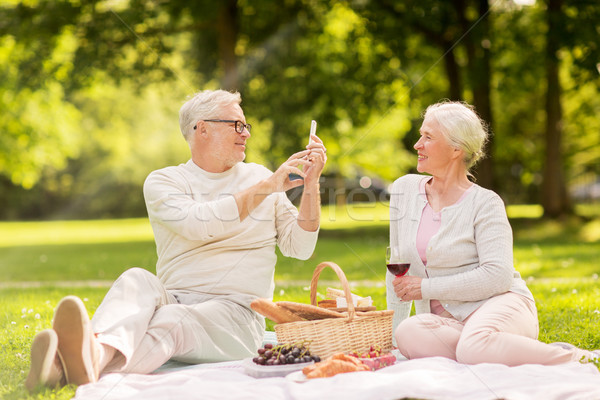 Couple de personnes âgées photos smartphone parc [[stock_photo]] © dolgachov