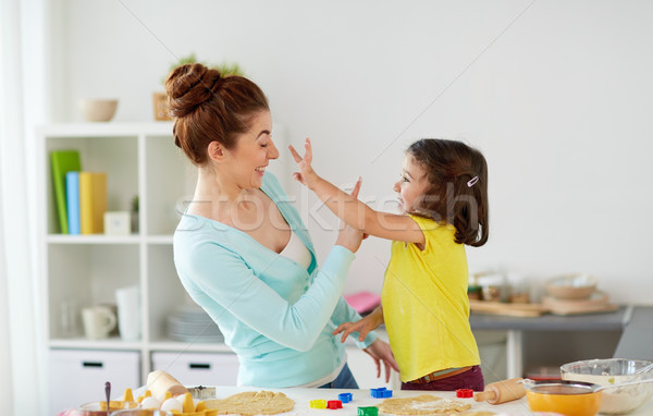 Foto stock: Feliz · mãe · filha · bolinhos · casa