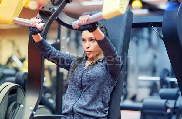 女子 肌肉 胸部 按 健身房 機 商業照片 © dolgachov