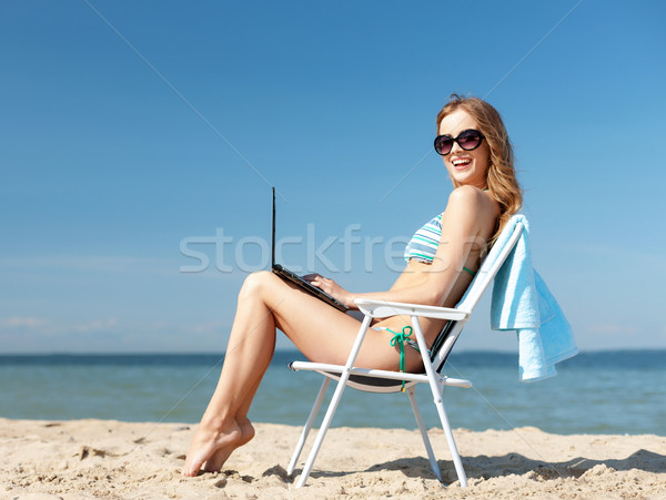 Lány néz táblagép tengerpart nyár ünnepek Stock fotó © dolgachov