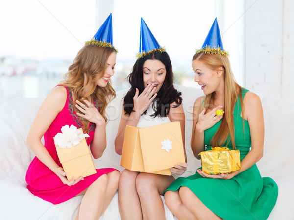 Drei lächelnd Frauen blau Hüte Stock foto © dolgachov