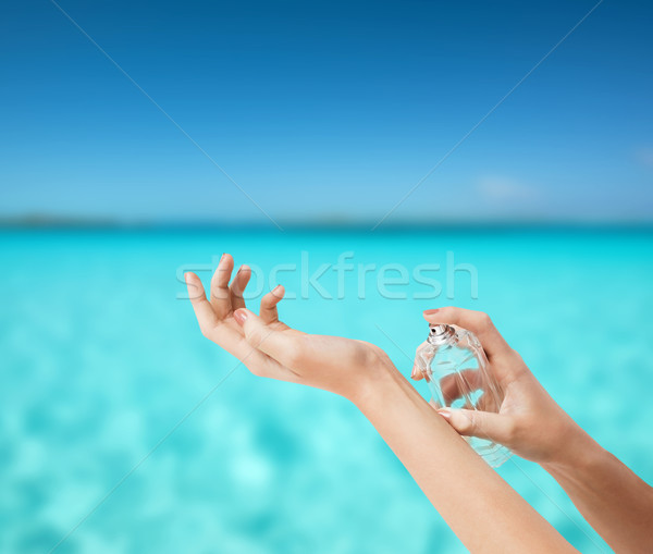 Nő kezek parfüm kozmetika testrészek szépség Stock fotó © dolgachov