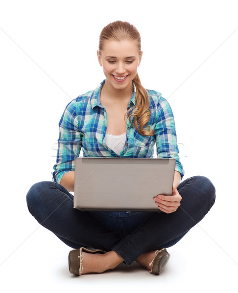 Сток-фото: улыбающаяся · женщина · ноутбука · сидят · полу · счастье · технологий
